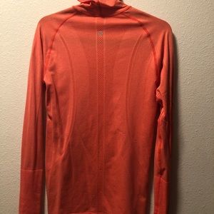 [SOLD] Lululemon Swiftly (turtle neck)